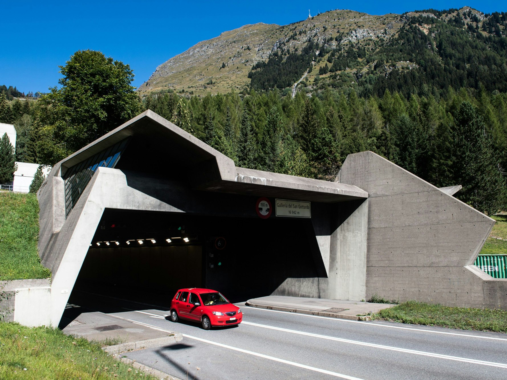 Ein Auto verlässt den Gotthard-Straßentunnel in der Schweiz.