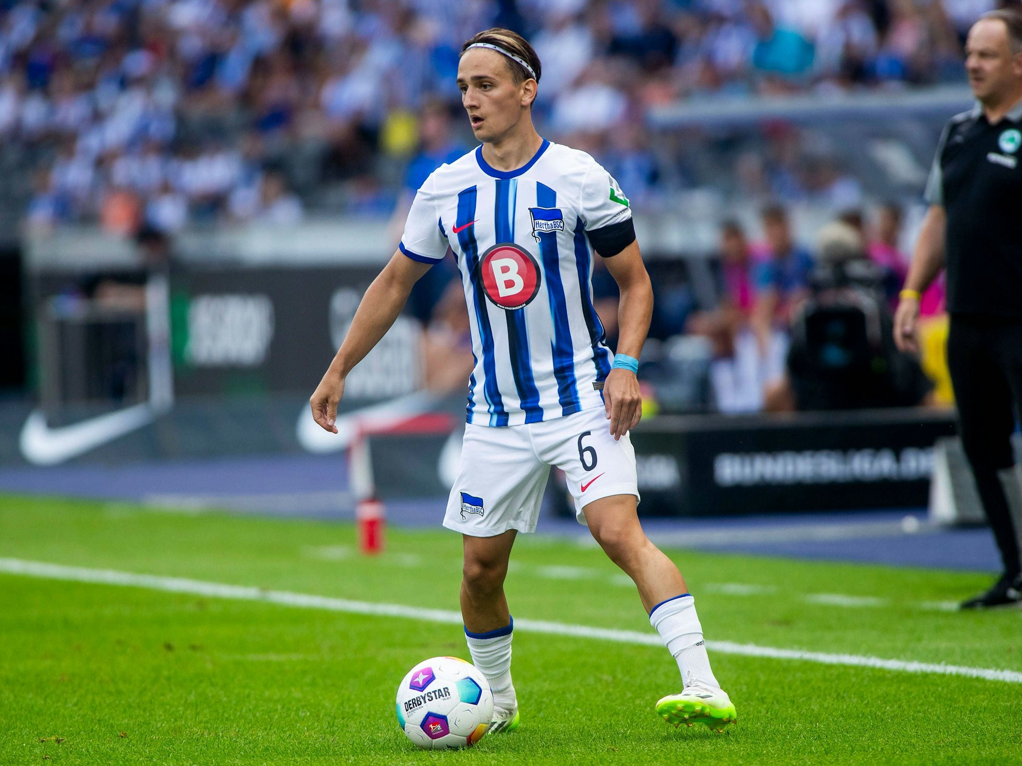 Herthas Michal Karbownik führt den Ball im Spiel gegen Greuther Fürth.