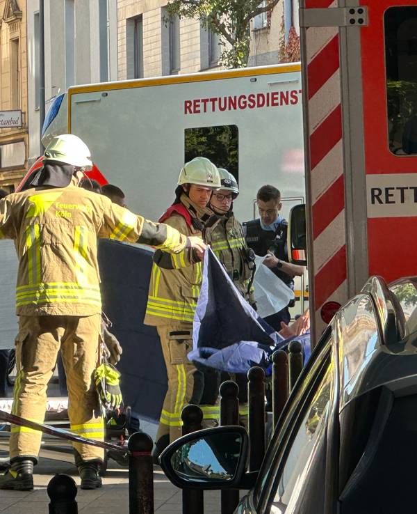 Rettungskräfte bringen den Verletzten zum Rettungswagen.