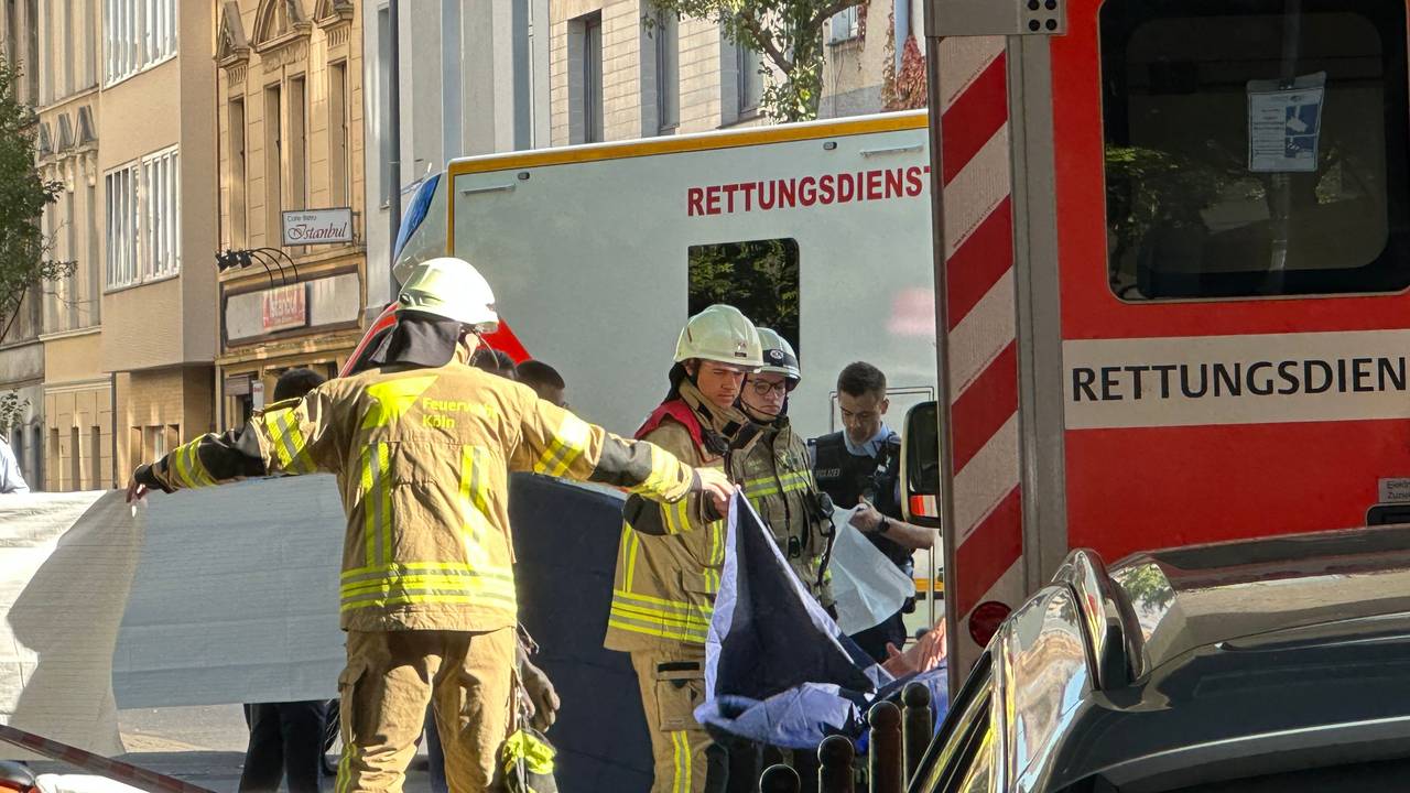 Rettungskräfte bringen den Verletzten zum Rettungswagen.