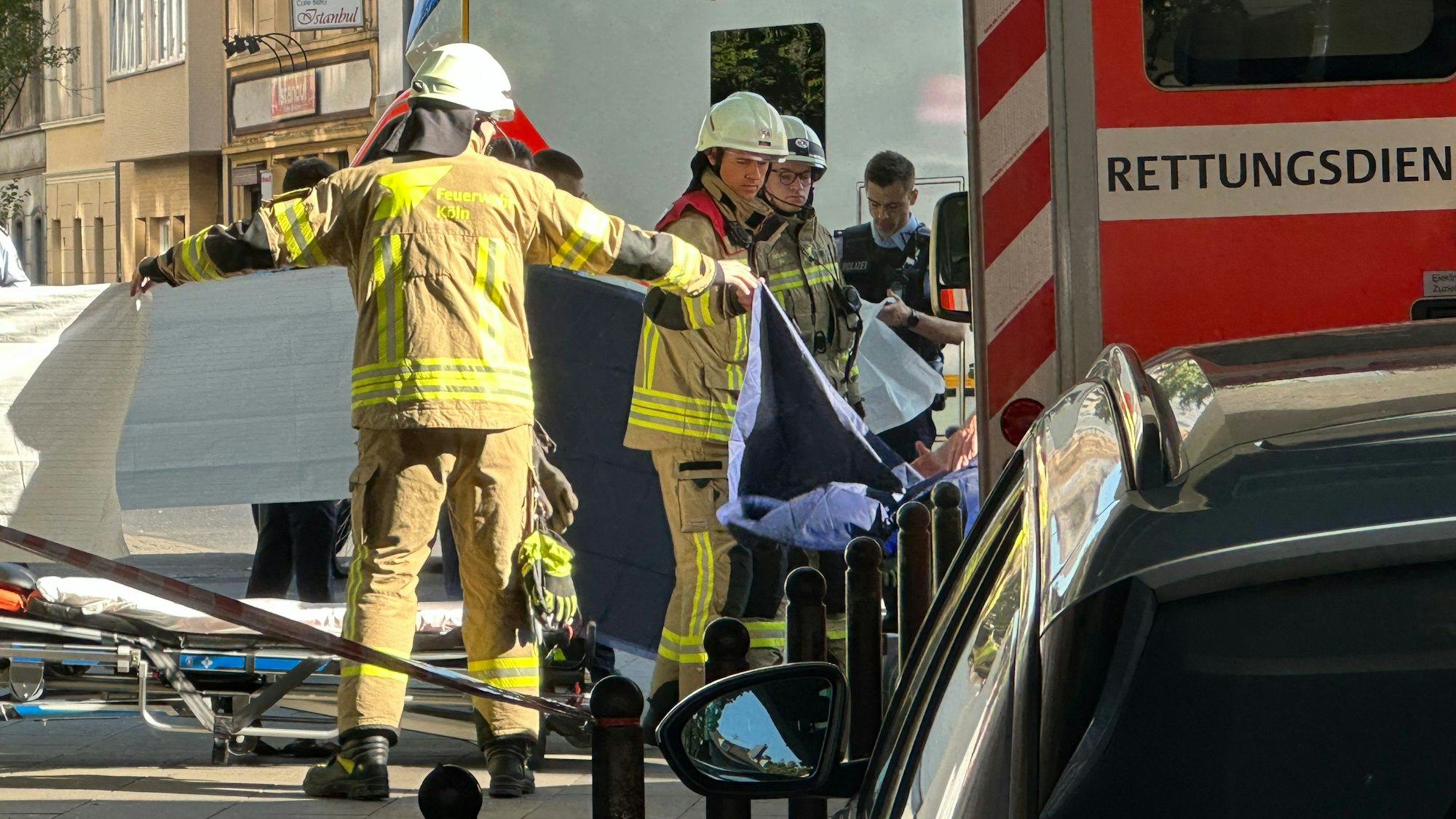 Rettungskräfte bringen den Verletzten zum Rettungswagen.
