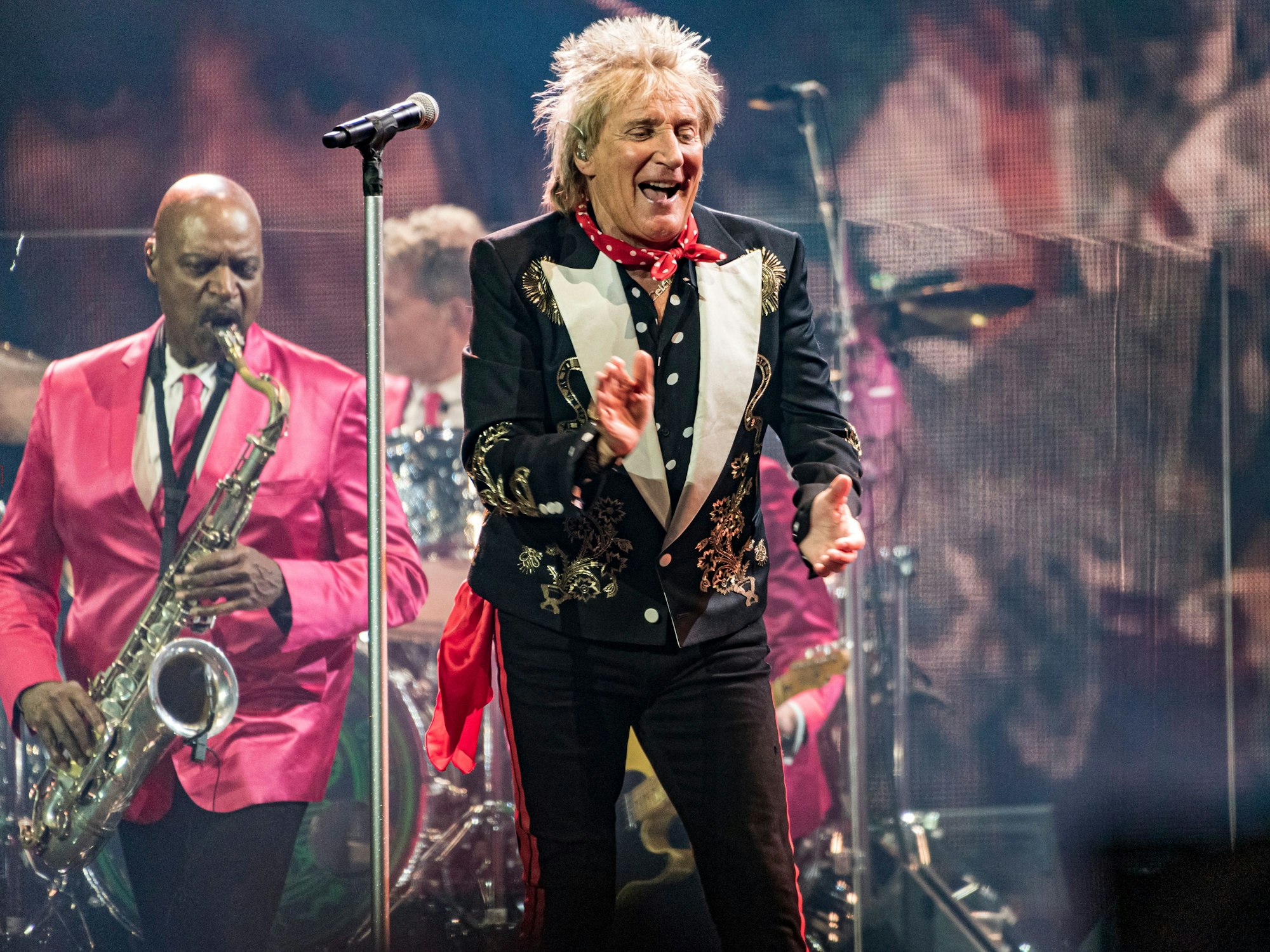 Rod Stewart in einem schwarzen Anzug auf der Bühne beim Konzert in Köln.