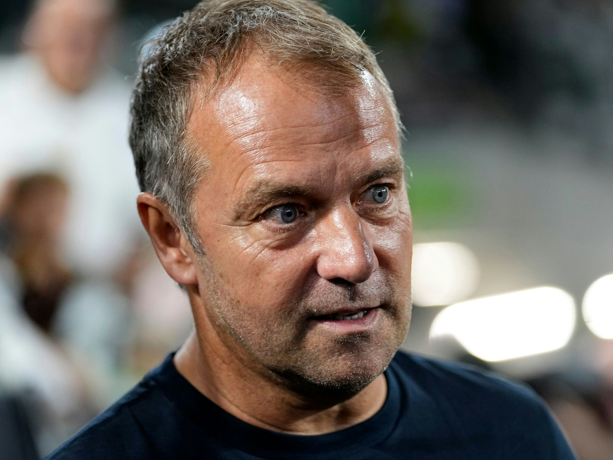 Hansi Flick kommt vor dem Spiel ins Stadion.