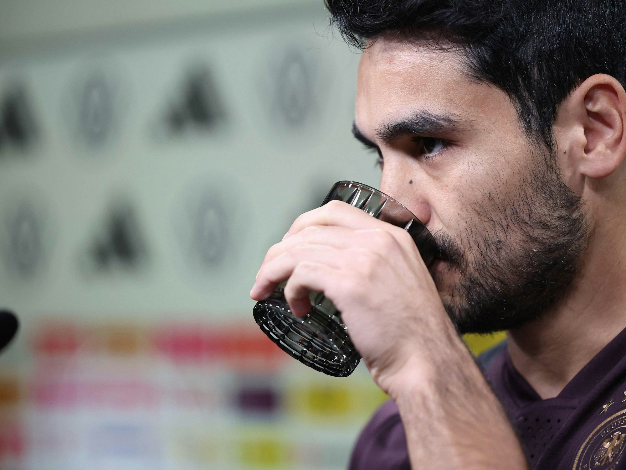 Ilkay Gündogan bei der Pressekonferenz.