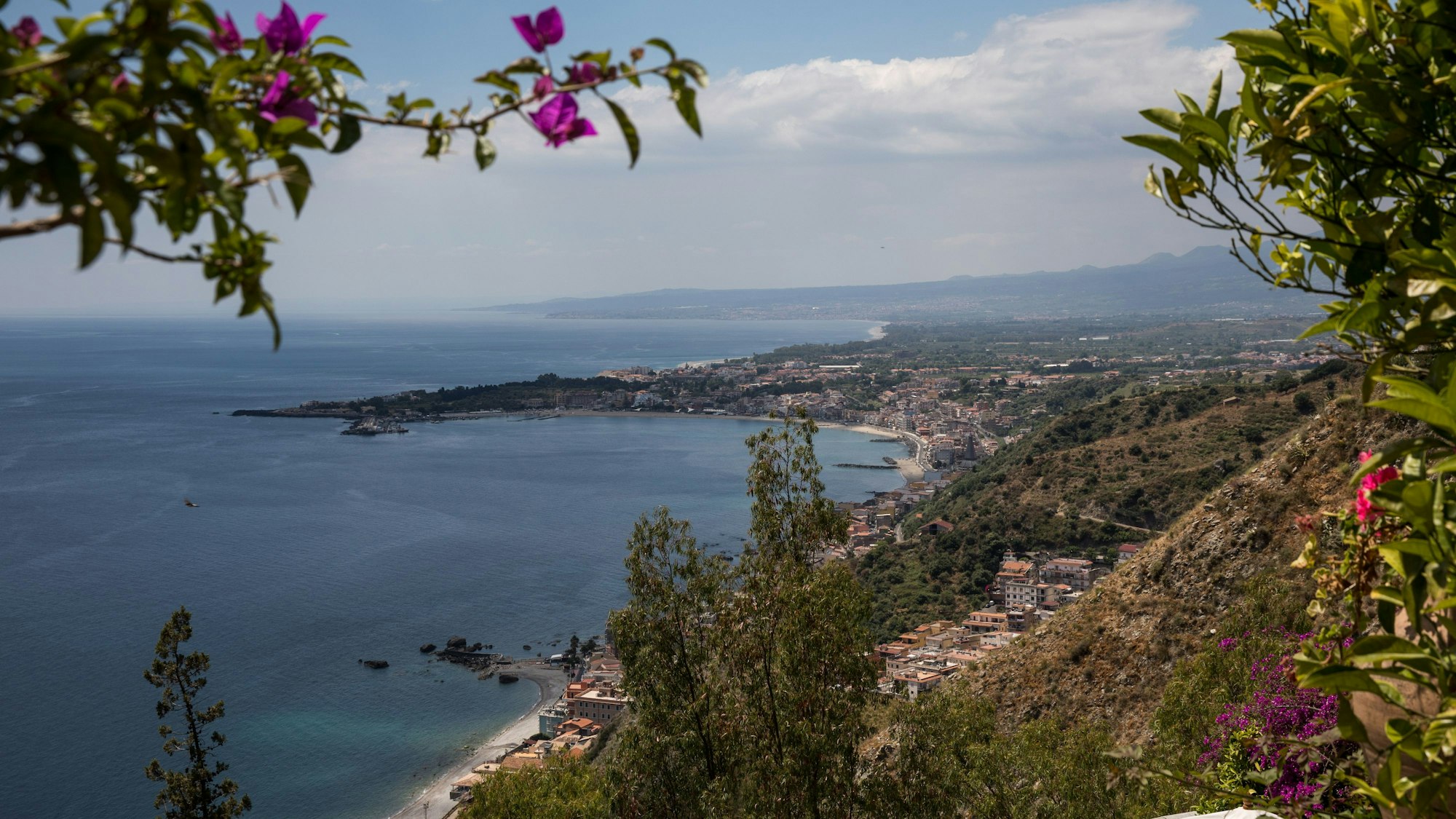 Die Rote Feuerameise ist einer neuen Studie nach nun auch in Europa angekommen, auf der italienischen Mittelmeerinsel Sizilien wurden gleich Dutzende Nester der invasiven Art entdeckt. Unser Archivfoto (2017) zeigt einen Blick auf Sizilien.