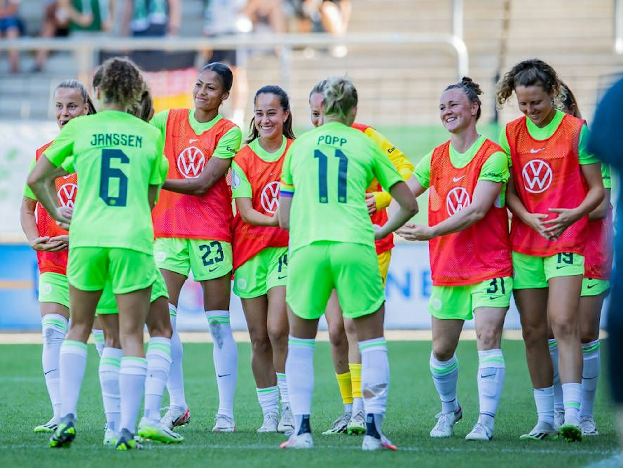 Spielerinnen des VfL Wolfsburg machen einen Baby-Jubel.