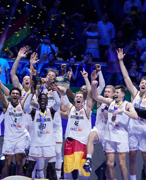 Das deutsche Team jubelt mit der Trophäe über den Sieg.