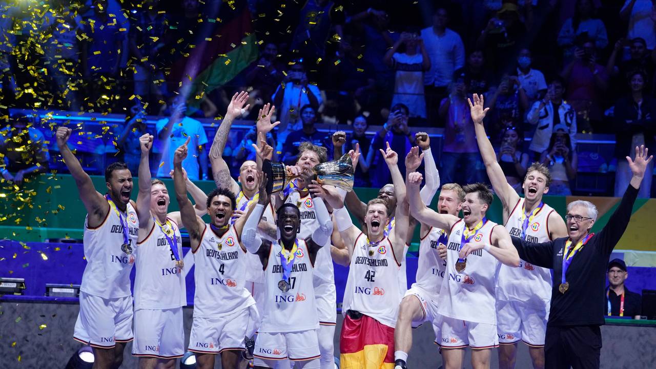 Das deutsche Team jubelt mit der Trophäe über den Sieg.