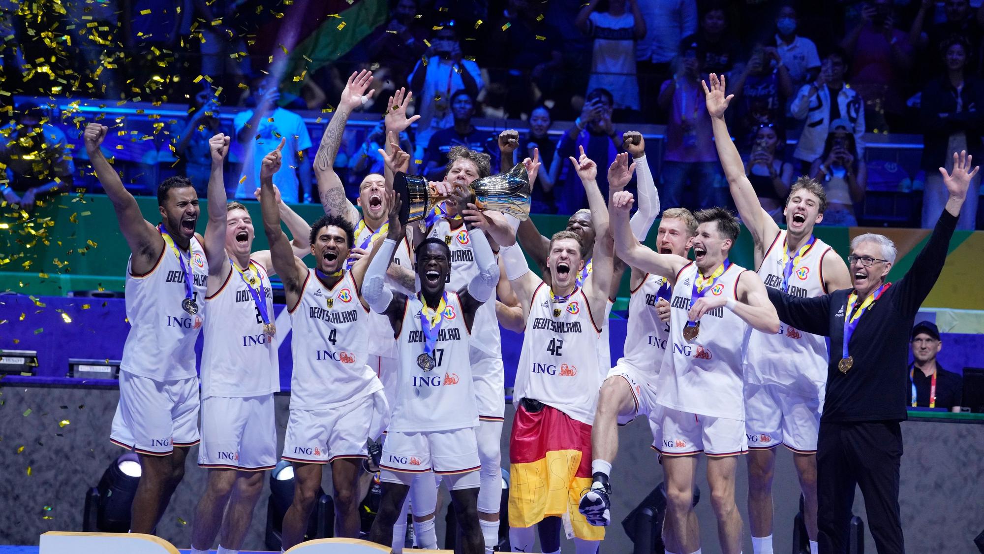 Das deutsche Team jubelt mit der Trophäe über den Sieg.