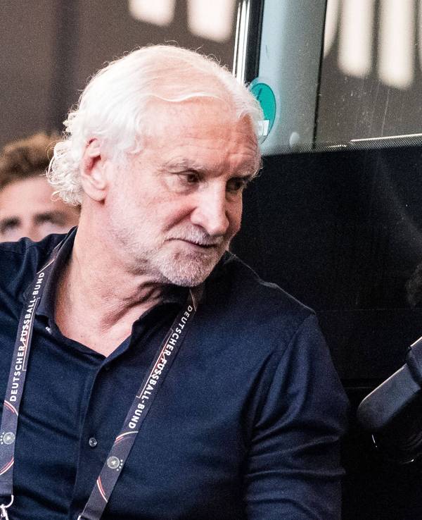 Rudi Völler steigt aus dem DFB-Bus aus.