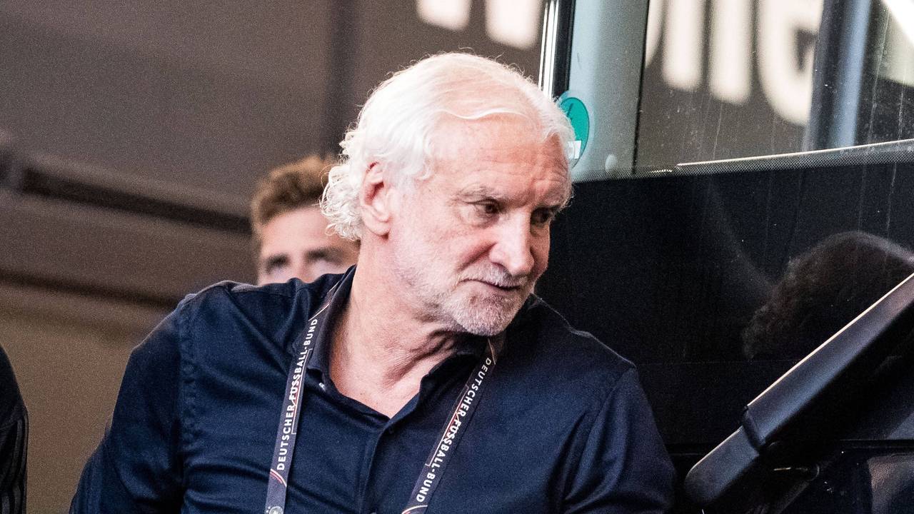 Rudi Völler steigt aus dem DFB-Bus aus.