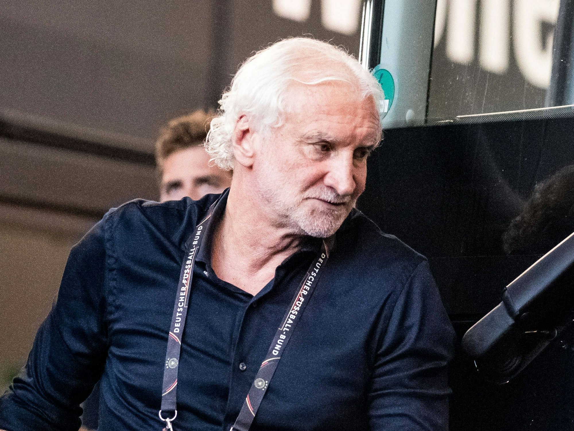 Rudi Völler steigt aus dem DFB-Bus aus.