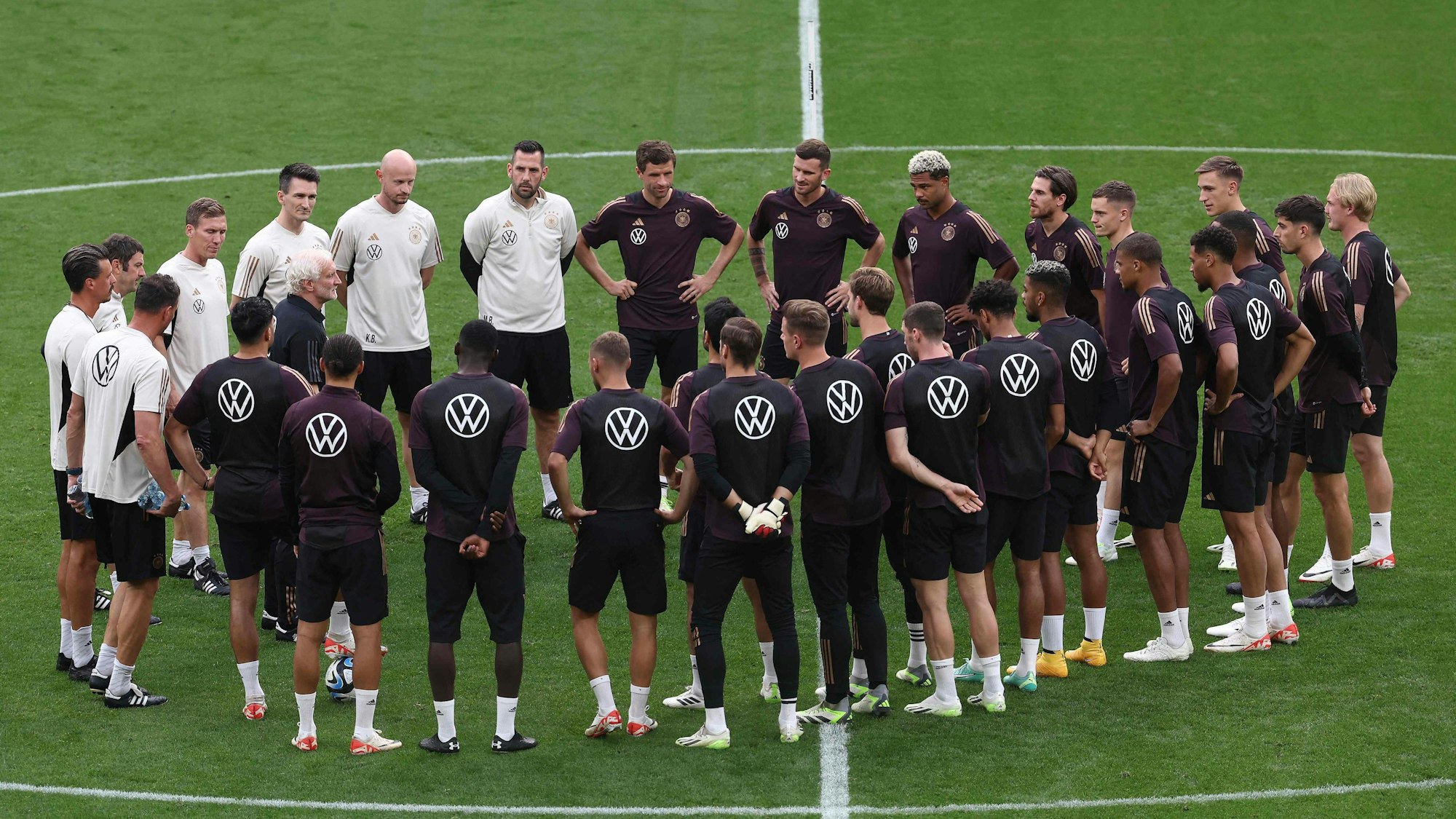 Rudi Völler spricht zur Nationalmannschaft in Dortmund.