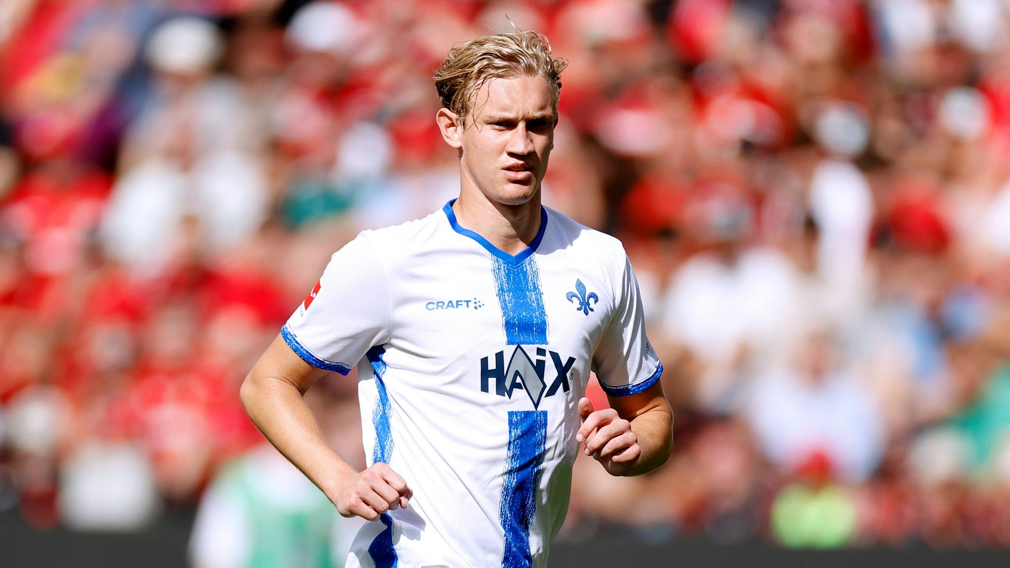 Darmstadts Christoph Klarer läuft im Spiel bei Bayer Leverkusen über den Platz.