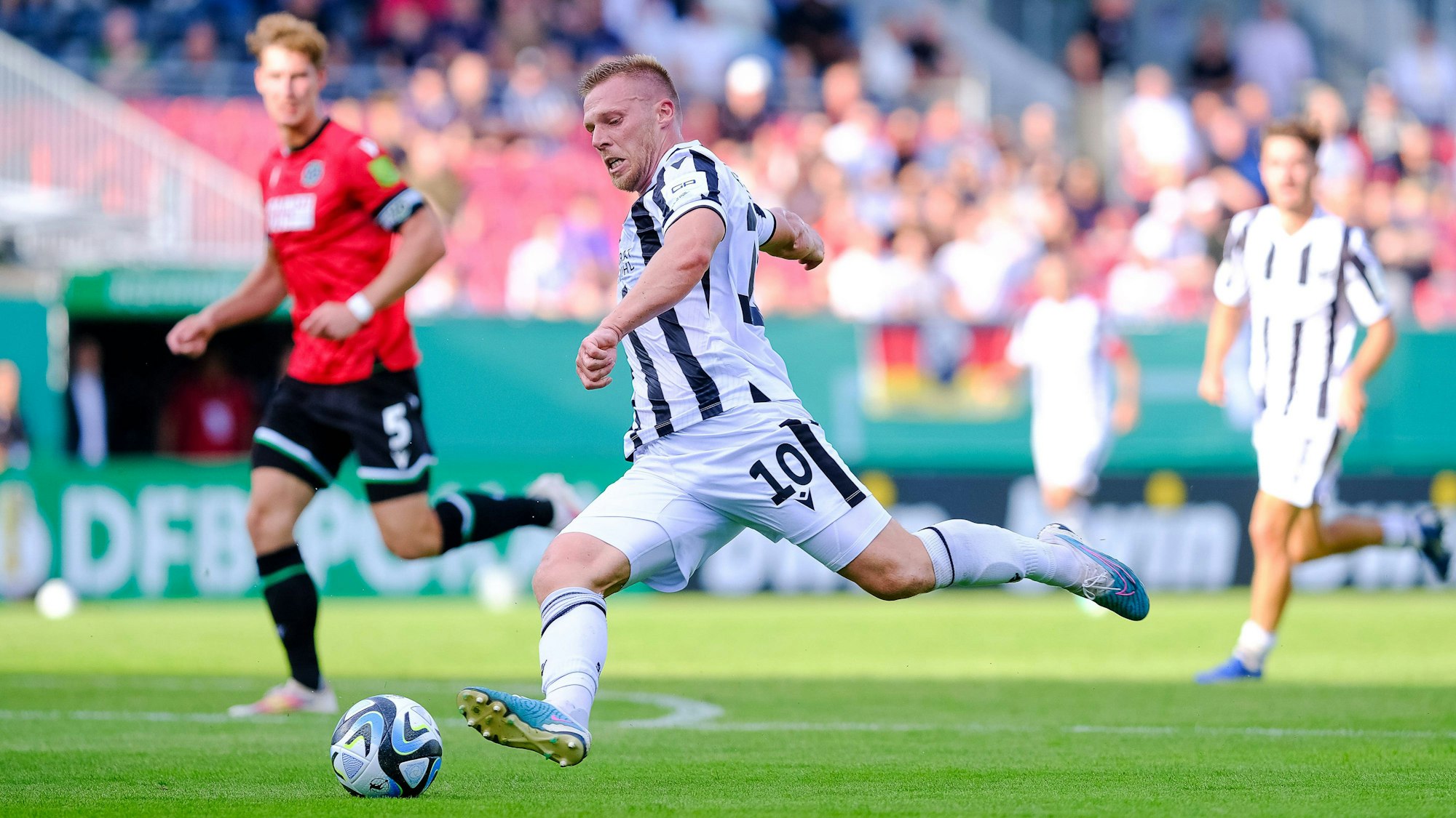 Rouwen Hennings führt den Ball im Pokalspiel gegen Hannover 96.