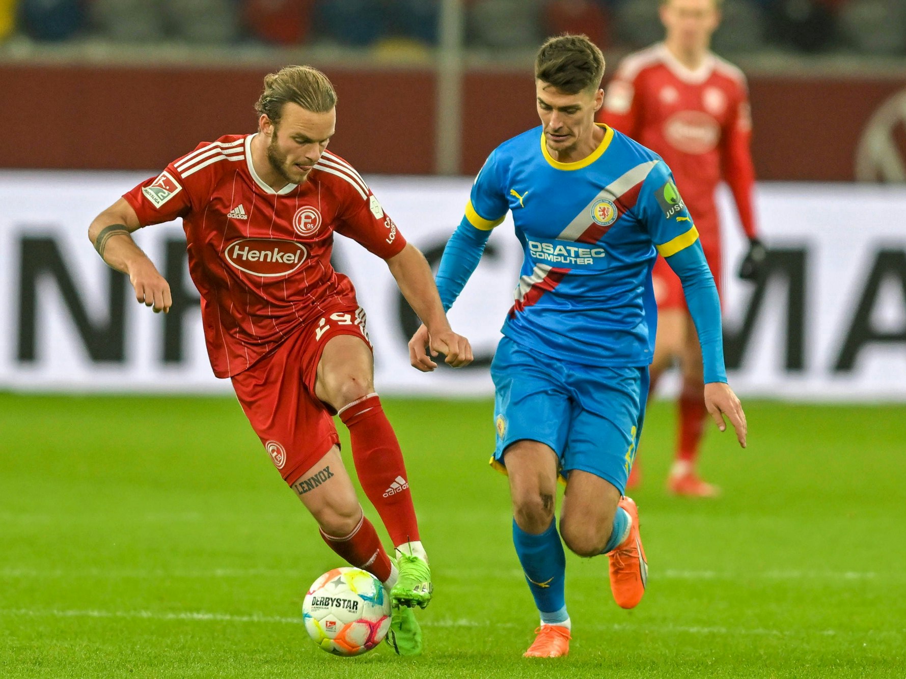 Fortuna Düsseldorfs Jorrit Hednrix im Zweikampf mit Braunschweigs Danilo Wiebe.