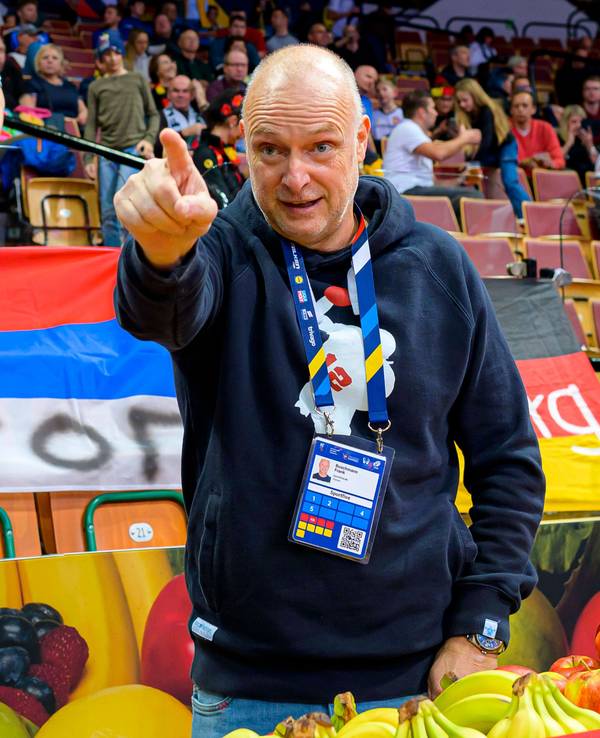 Frank Buschmann zeigt aufs Spielfeld.