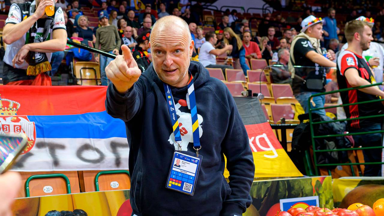 Frank Buschmann zeigt aufs Spielfeld.