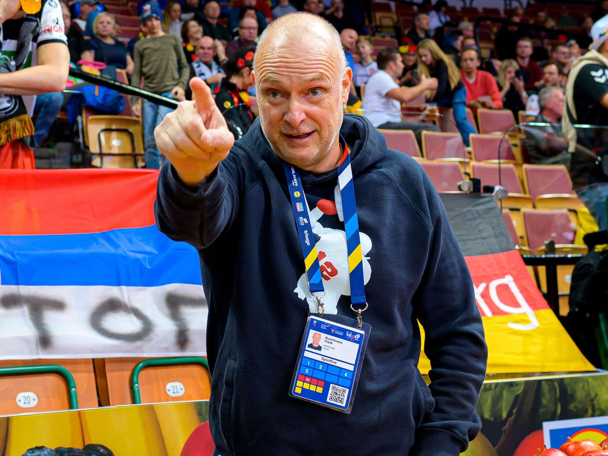 Frank Buschmann zeigt aufs Spielfeld.