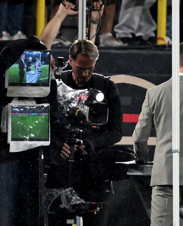 Interims-Teamchef Rudi Völler (Mitte) steht beim TV-Interview neben ARD-Moderator Alexander Bommes (l.) und dem TV-Experten Bastian Schweinsteiger. Die Übertragung wurde kurzfristig verschoben.