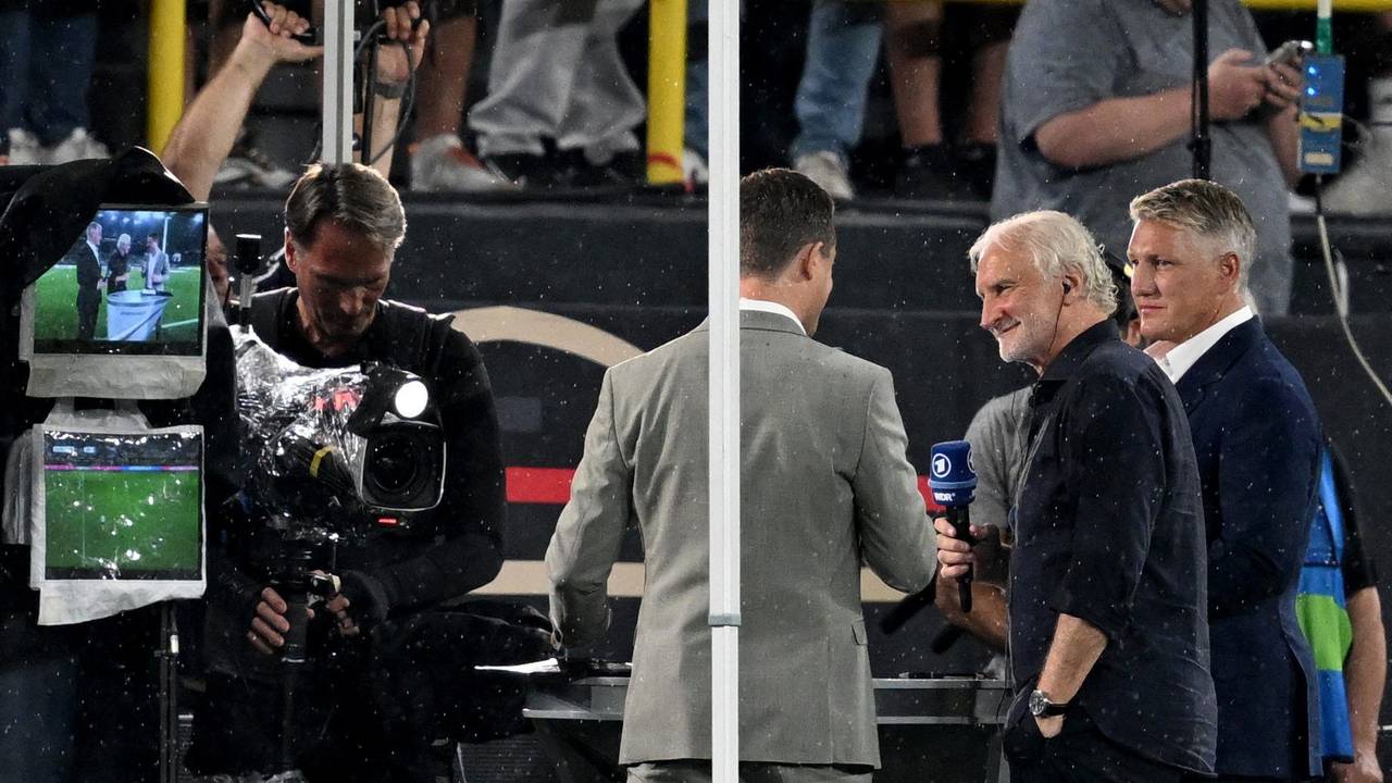 Interims-Teamchef Rudi Völler (Mitte) steht beim TV-Interview neben ARD-Moderator Alexander Bommes (l.) und dem TV-Experten Bastian Schweinsteiger. Die Übertragung wurde kurzfristig verschoben.