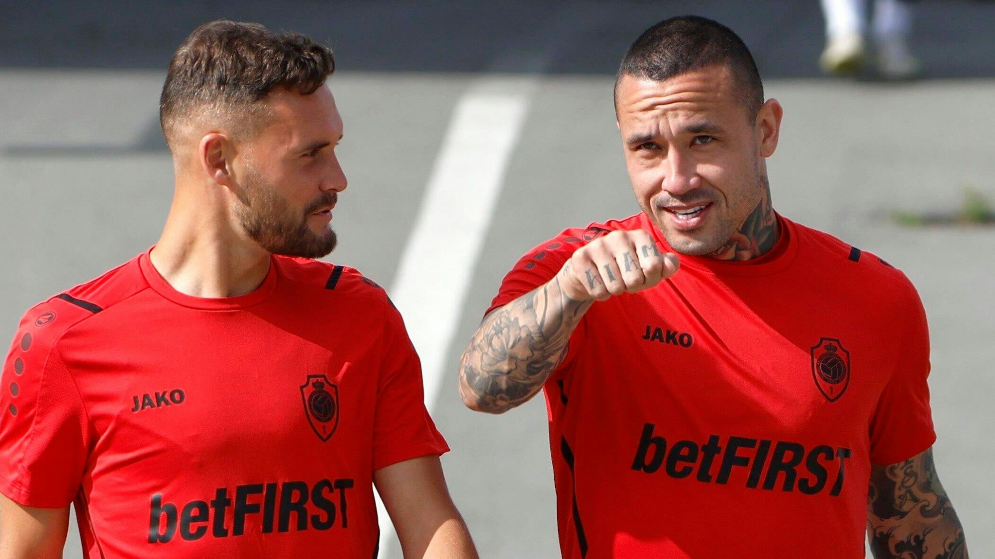 Antwerpens Radja Nainggolan mit seinem Kollegen Birger Verstraete. Nainggolan streckt die Faust nach vorne.