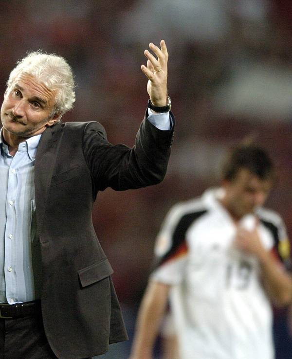 DFB-Teamchef Rudi Völler zuckt mit den Schultern während er sich bei den deutschen Fans für die Unterstützung bedankt.