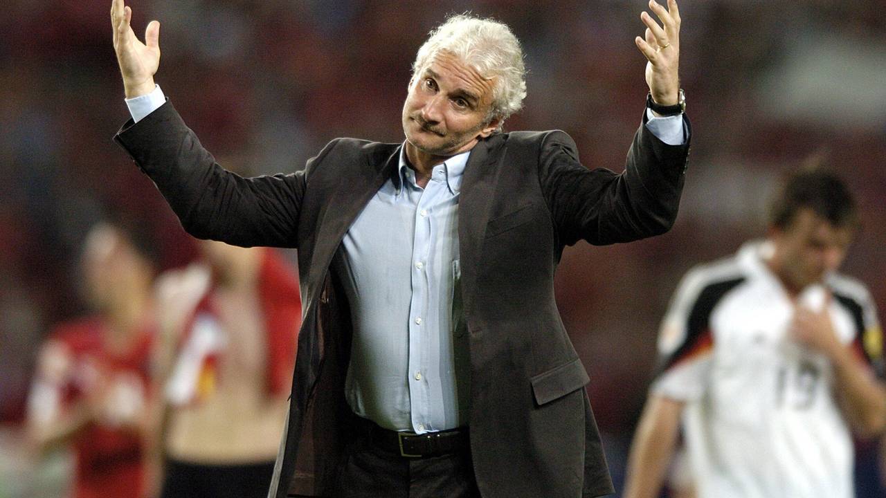 DFB-Teamchef Rudi Völler zuckt mit den Schultern während er sich bei den deutschen Fans für die Unterstützung bedankt.
