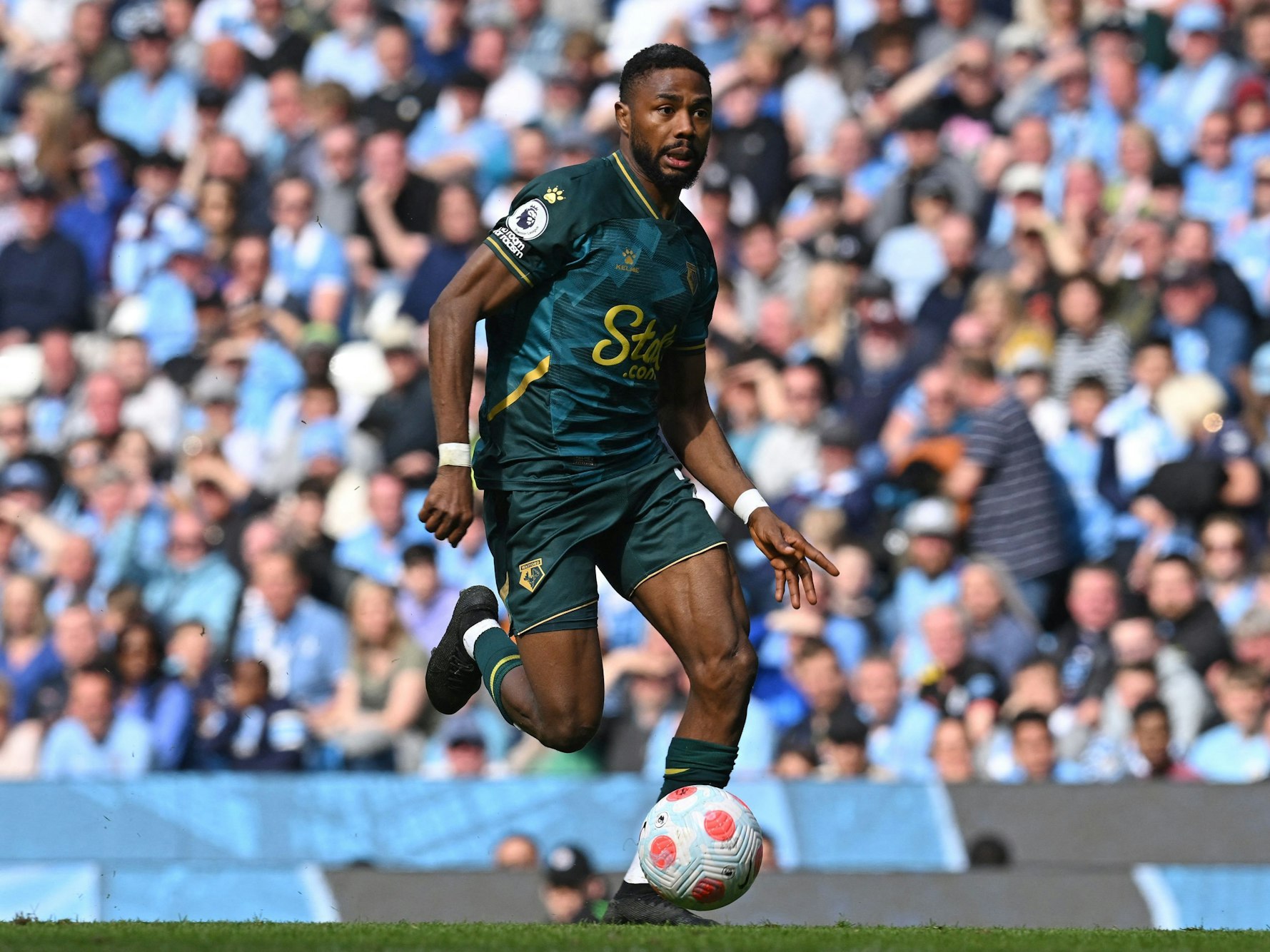 Emmanuel Dennis treibt den Ball.