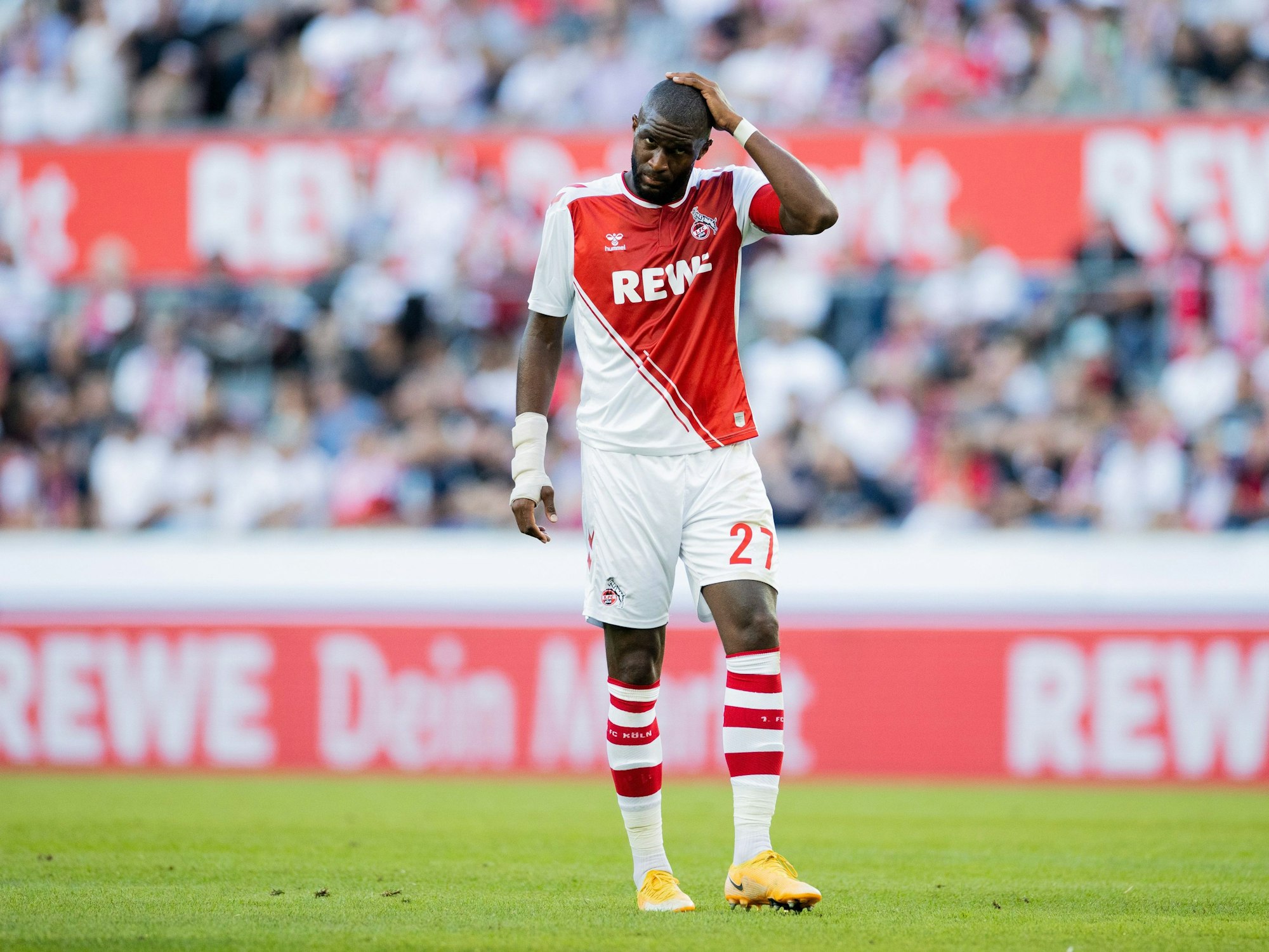 Kölns Anthony Modeste fasst sich an den Kopf.