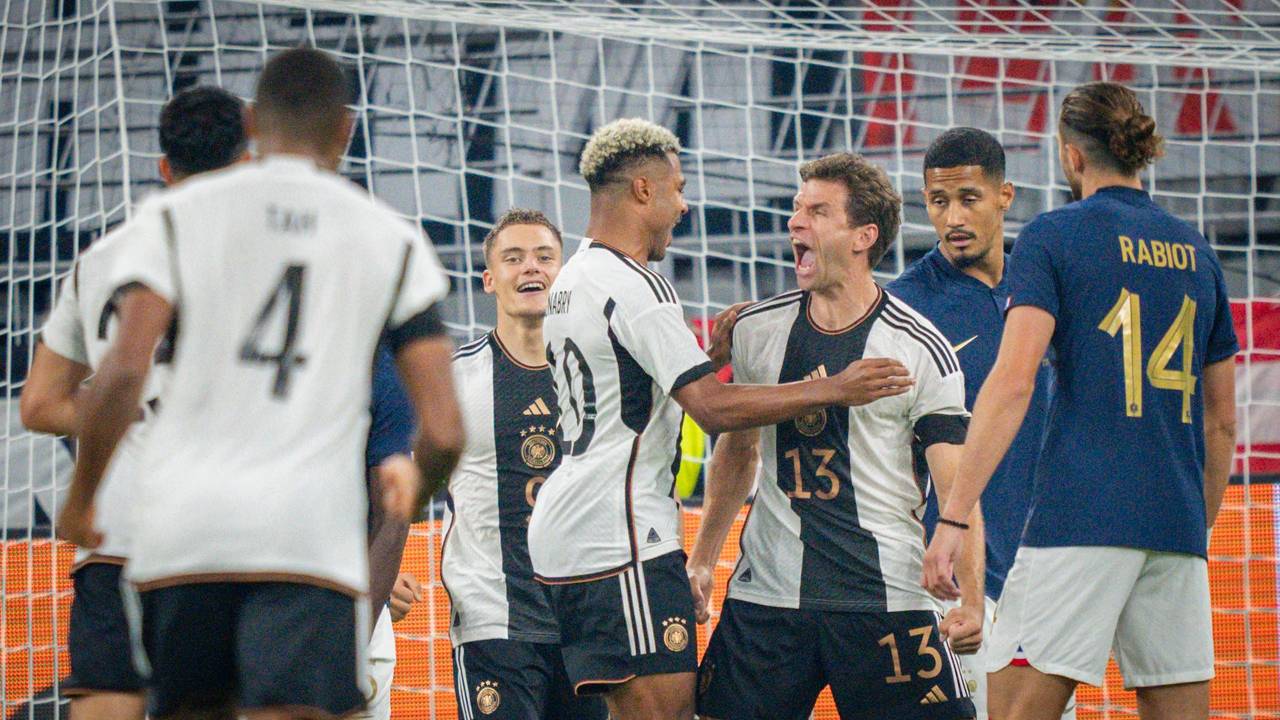 Thomas Müller reißt den Mund weit auf.