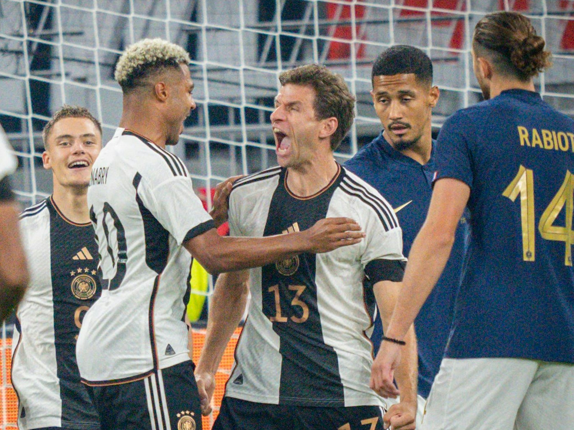 Thomas Müller reißt den Mund weit auf.