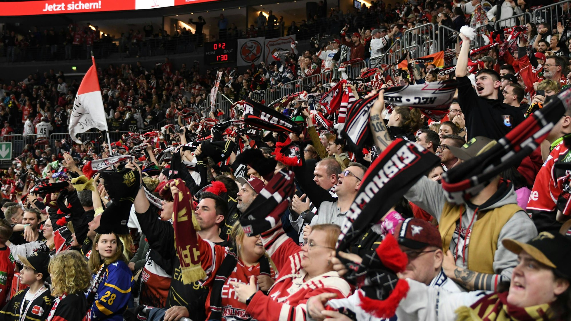 Kölner Haie gegen Adler Mannheim: KEC-Fans ind er Lanxess-Arena.