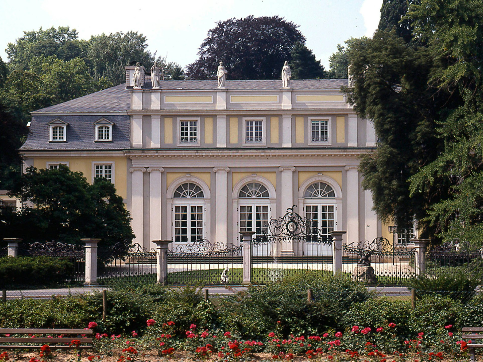 Außenblick auf die Eventlocation La Redoute in Bonn.