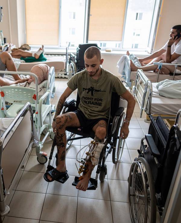 Ein 20-jähriger Helfer aus NRW ist in der Ukraine schwerverletzt worden. Unser Symbolbild zeigt einen ukrainischen Soldaten in einem Krankenhaus in Lwiw.