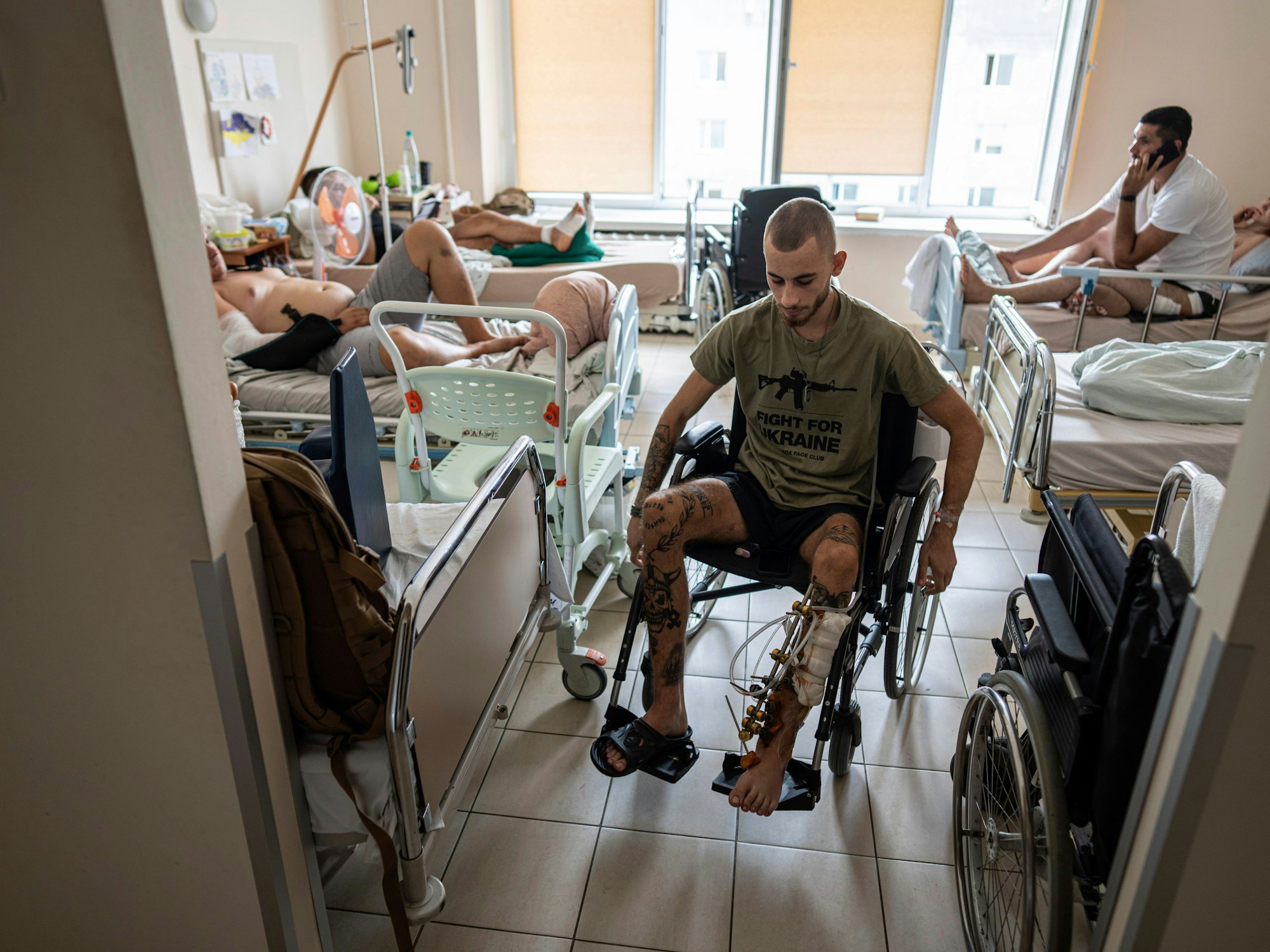 Ein 20-jähriger Helfer aus NRW ist in der Ukraine schwerverletzt worden. Unser Symbolbild zeigt einen ukrainischen Soldaten in einem Krankenhaus in Lwiw.