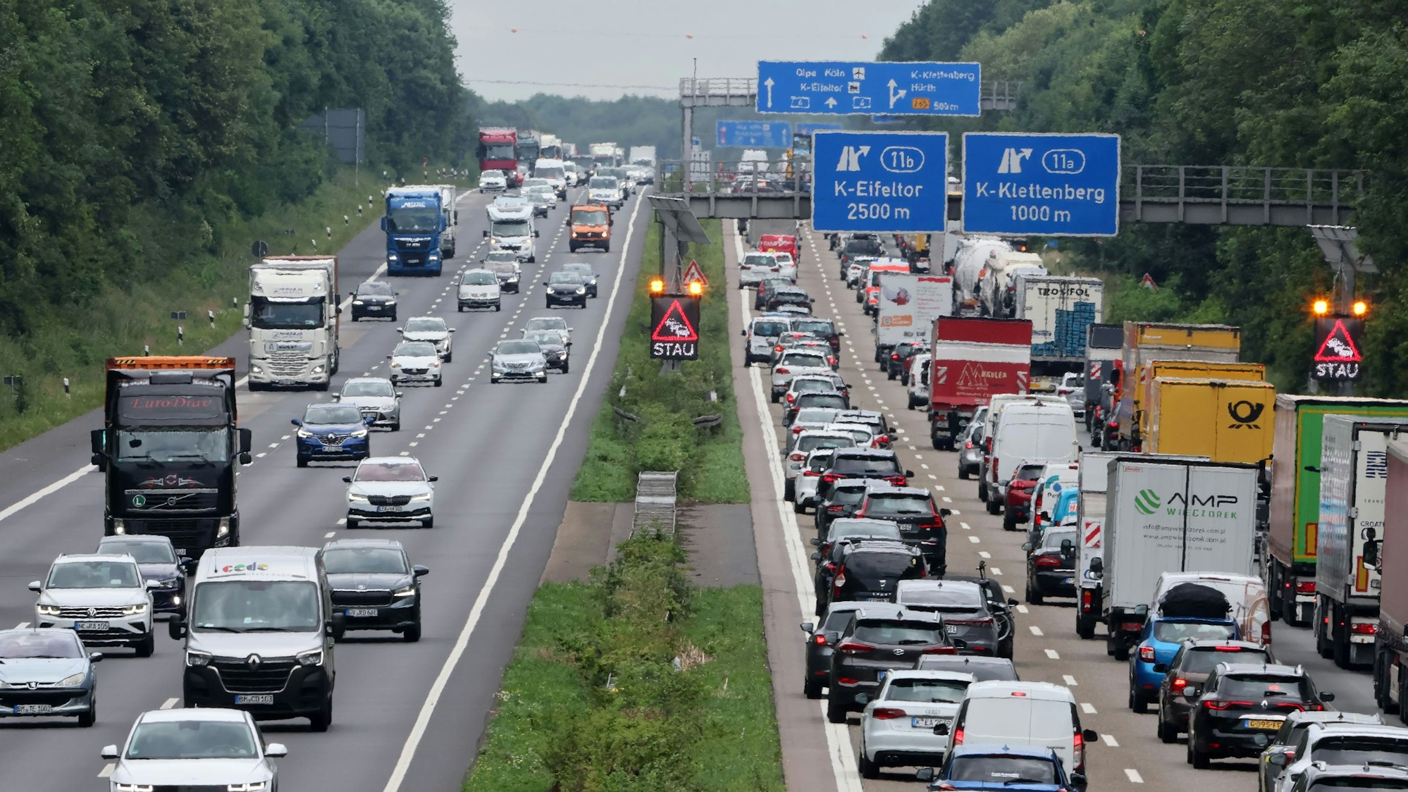 Viele Autos stehen auf der A4 bei Köln im Stau. Beide Fahrtrichtungen sind zu sehen.