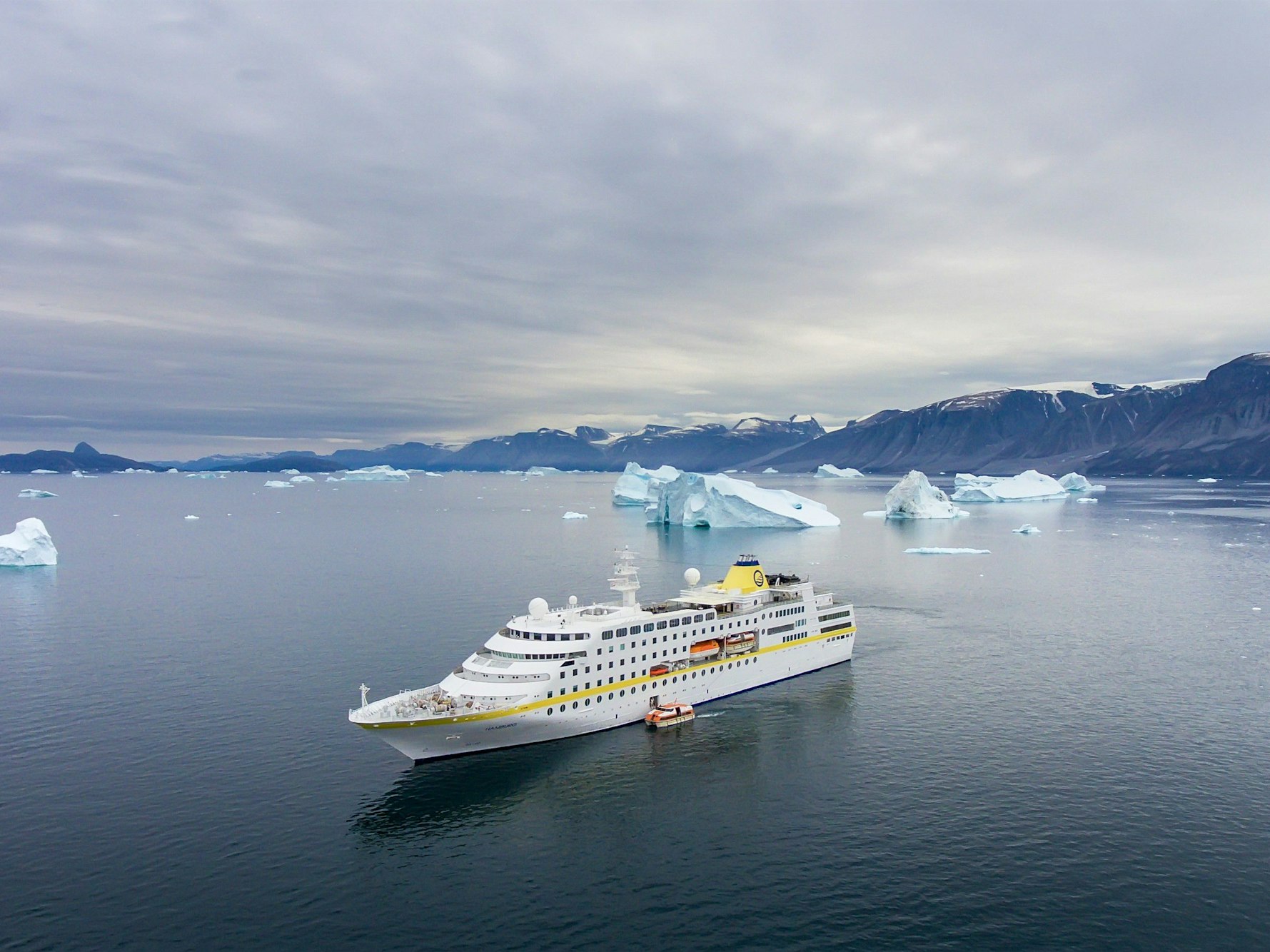 Die „MS Hamburg“ fährt zwischen Eisschollen hindurch.