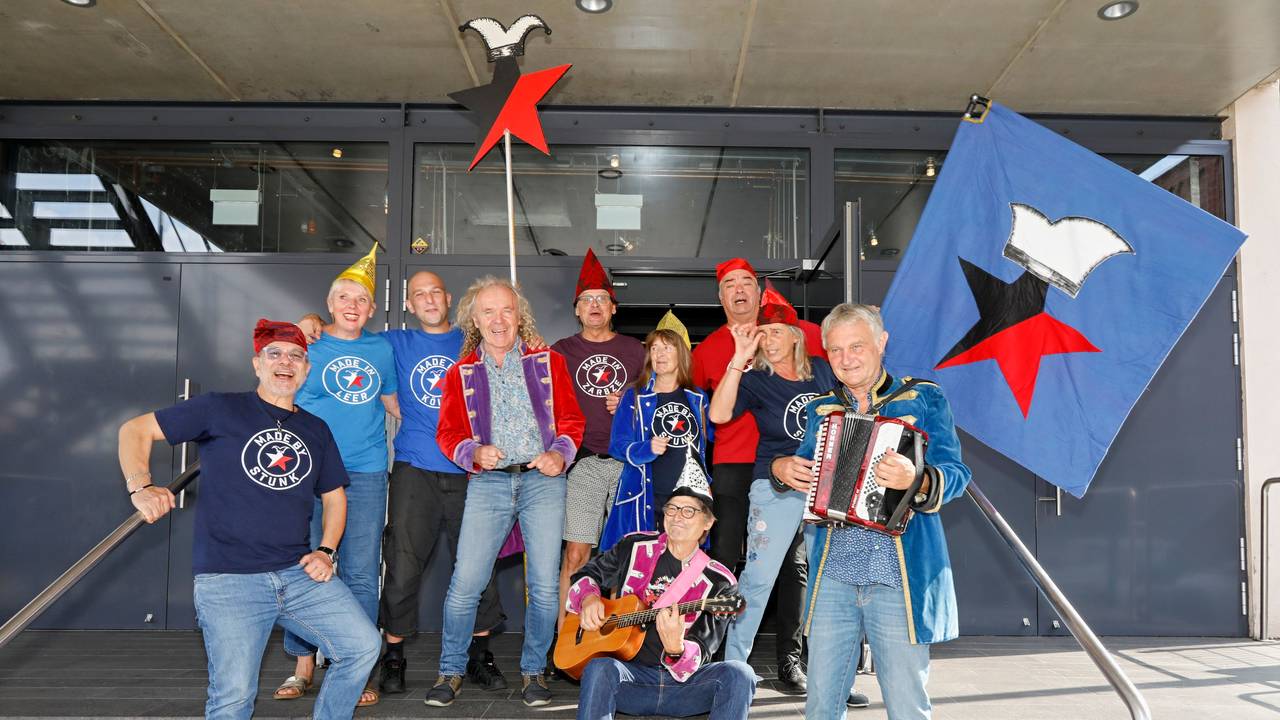 Das Ensemble der Stunksitzung lacht in die Kamera.