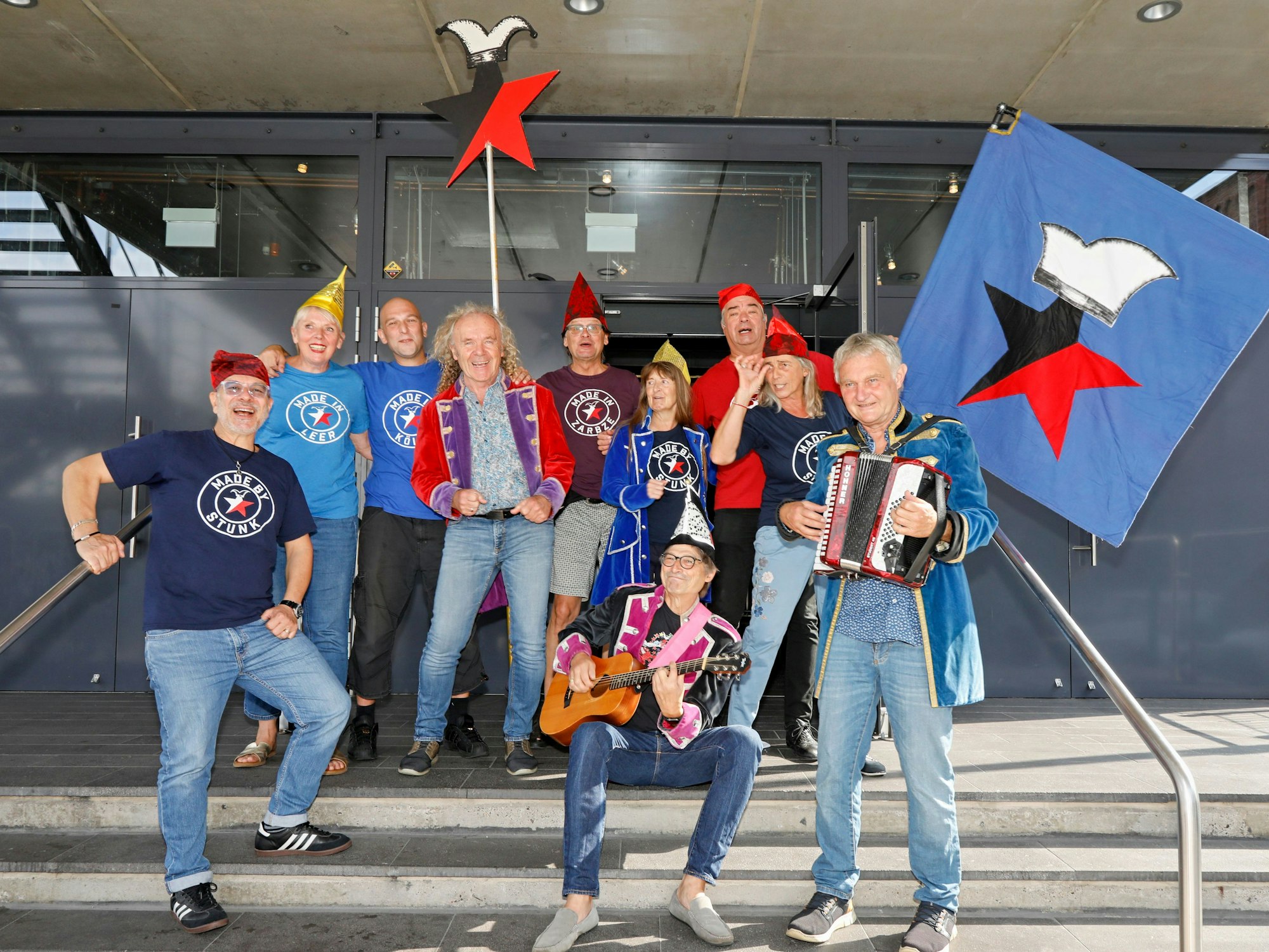 Das Ensemble der Stunksitzung lacht in die Kamera.