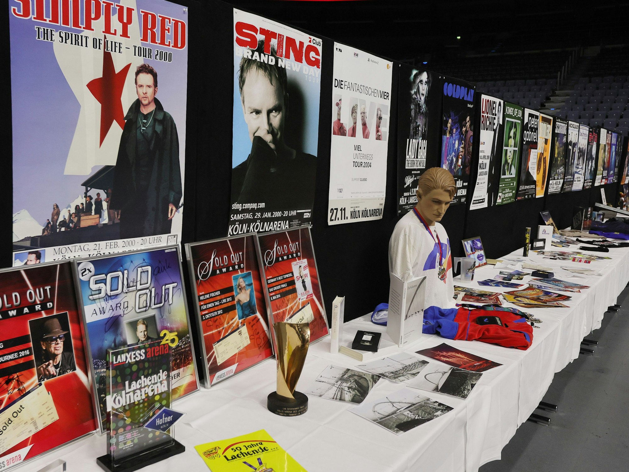 Lanxess-Arena, Pressekonferenz, ausgestellte Erinnerungsstücke an 25 Jahre.