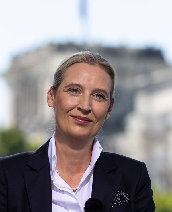 AfD-Bundesparteivorsitzende Alice Weidel lächelt beim ARD-Sommerinterview, das im „Bericht aus Berlin“ gesendet wird.