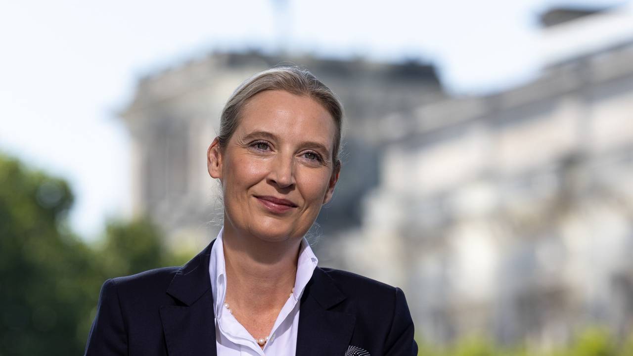 AfD-Bundesparteivorsitzende Alice Weidel lächelt beim ARD-Sommerinterview, das im „Bericht aus Berlin“ gesendet wird.