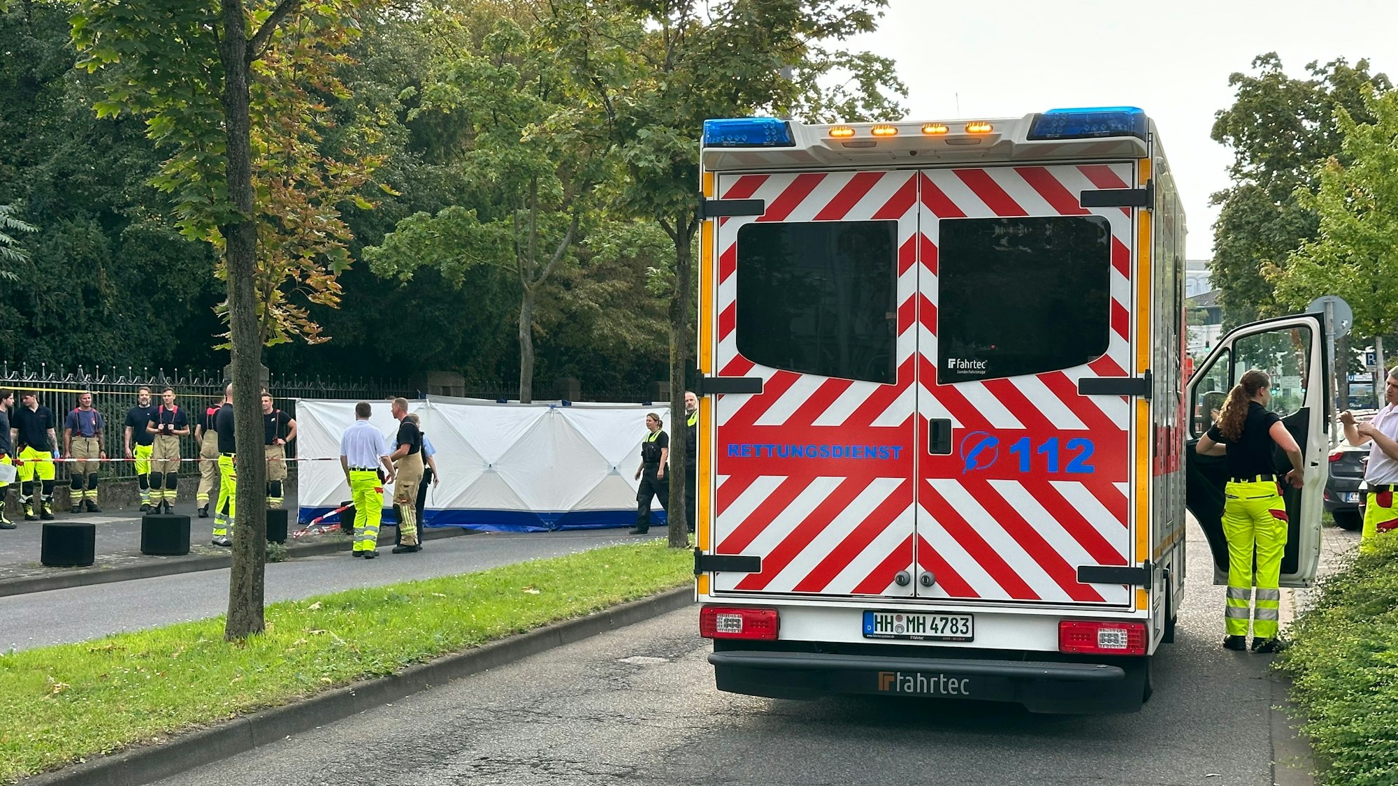 Ein Rettungswagen und viele Sanitäter stehen an einer Unfallstelle.