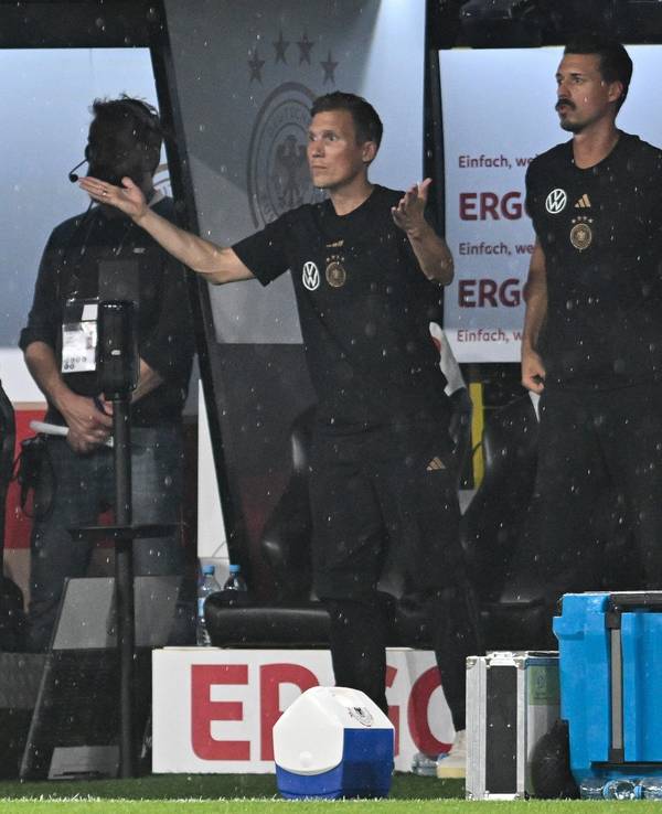 Deutschlands Interims-Teamchef Rudi Völler (l-r), und seine Co-Trainer Hannes Wolf und Sandro Wagner (r).