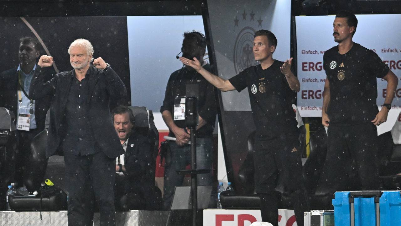 Deutschlands Interims-Teamchef Rudi Völler (l-r), und seine Co-Trainer Hannes Wolf und Sandro Wagner (r).