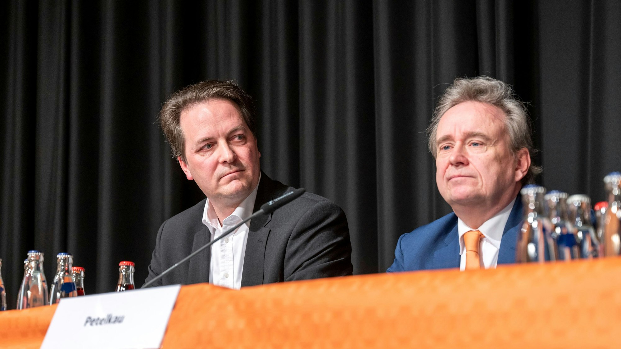 Der Kölner CDU-Chef Karl Alexander Mandl sitzt neben seinem Vorgänger Bernd Petelkau.