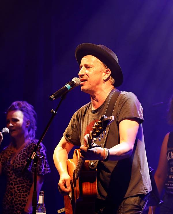 Stefan Knittler beim „P/op Kölsch“-Konzert am Montag auf der Bühne.