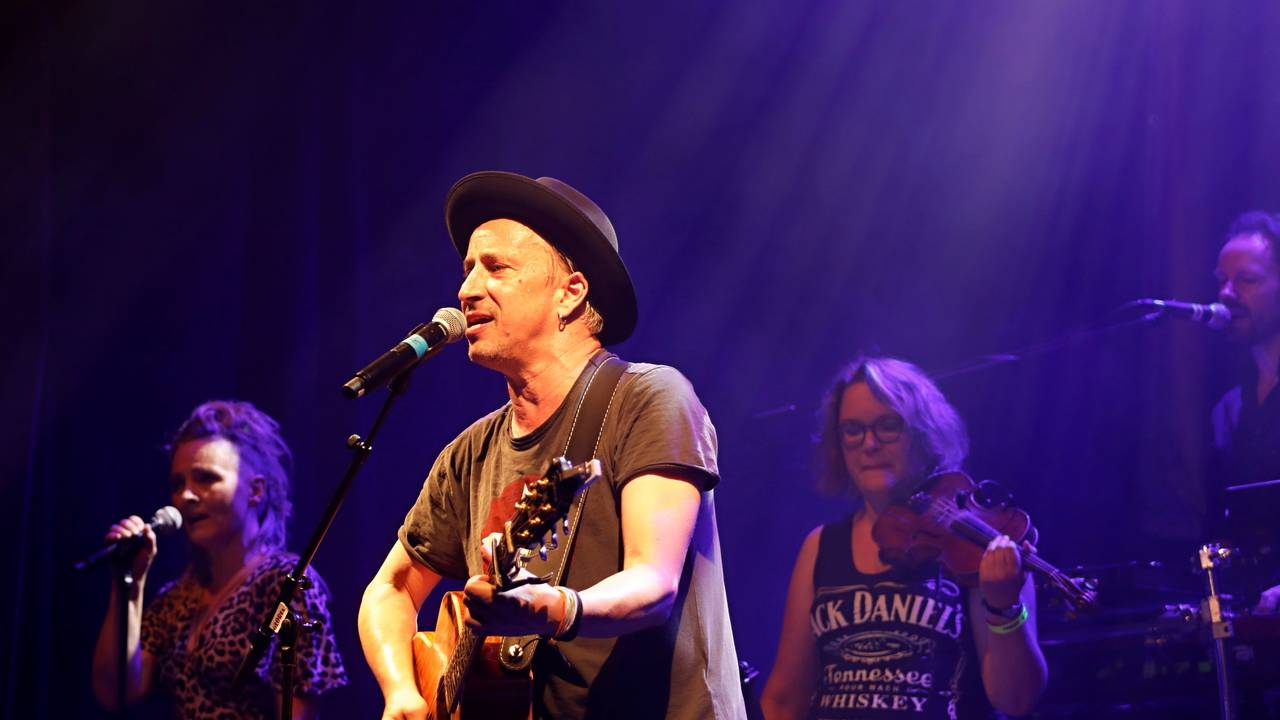Stefan Knittler beim „P/op Kölsch“-Konzert am Montag auf der Bühne.
