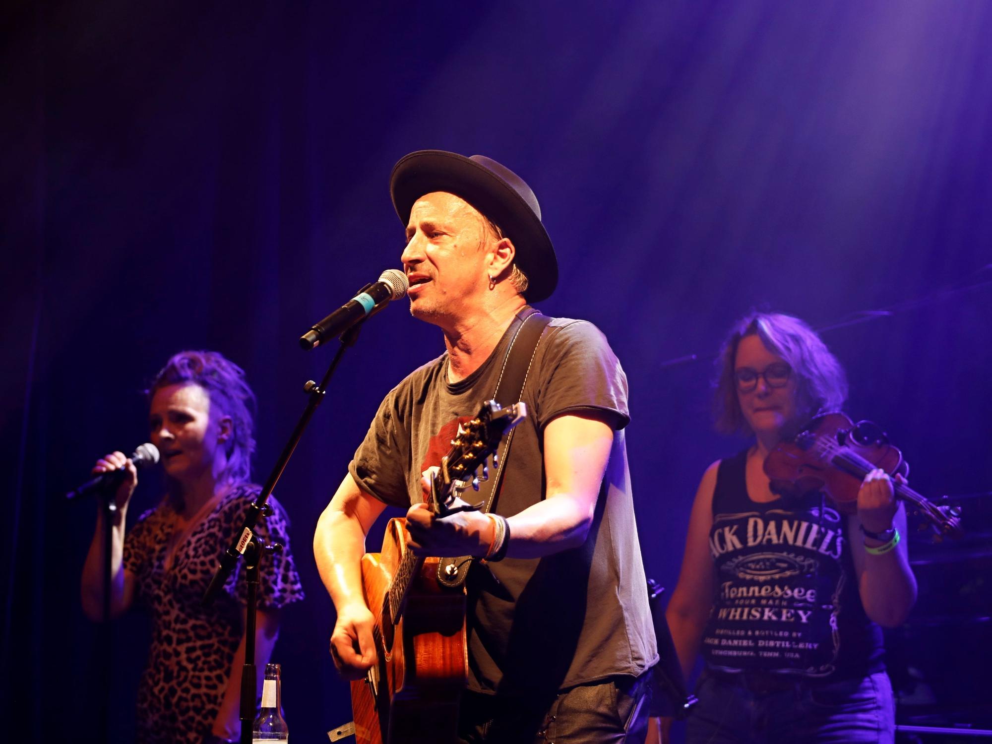 Stefan Knittler beim „P/op Kölsch“-Konzert am Montag auf der Bühne.